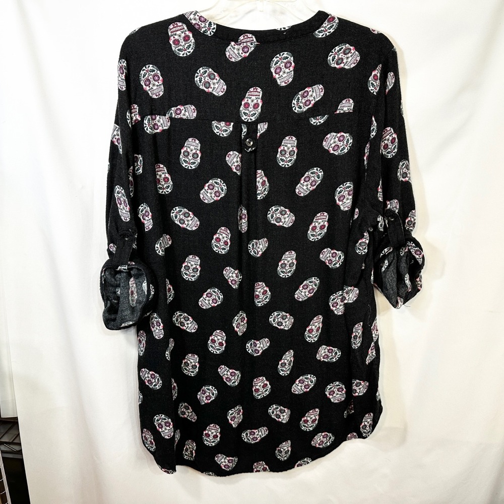 Torrid Plus Size 2X Top Harper Black Sugar Skull Roll Tab Sleeve Goth Edgy 1820 - Picture 2 of 9